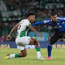 Daniel Cataño y Bryan Palacio luchando por un balón.