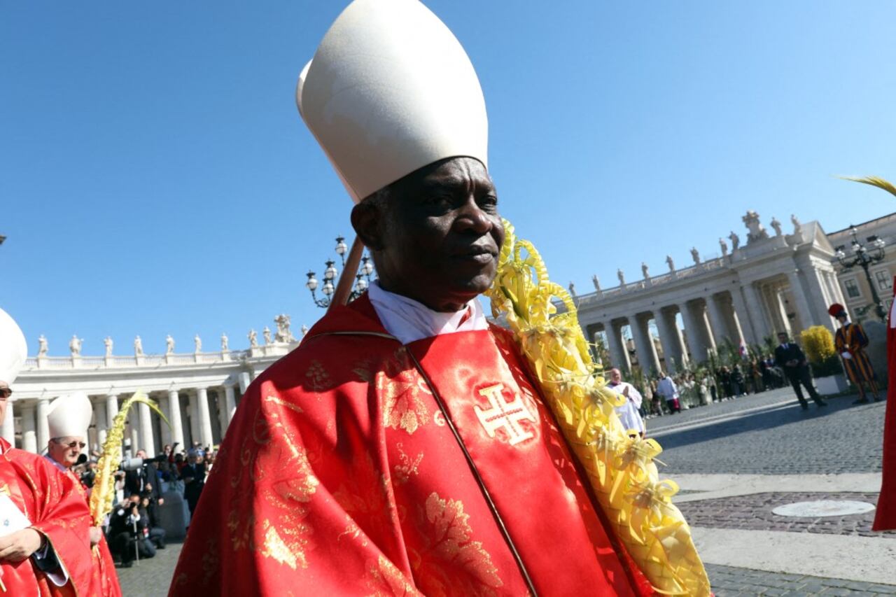 El arzobispo de Cape Coast, cardenal Peter Appiah Turkson, en la Misa del Domingo de Ramos celebrada por el Papa Francisco en la Plaza de San Pedro el 9 de abril de 2017, en la Ciudad del Vaticano, Vaticano (Foto de Franco Origlia / GETTY IMAGES EUROPE / Getty Images vía AFP)