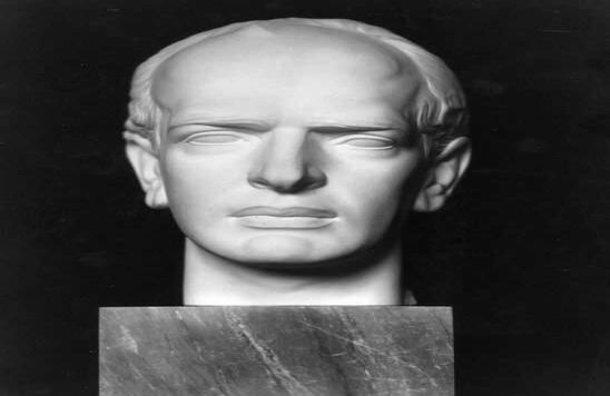 Carolina se casó con el médico Jaime Jaramillo Arango. Este matrimonio tan sólo duró ocho días. Nadie supo el motivo de la ruptura; lo cierto es que Monseñor Rosendo Pardo, tras escuchar a la artista en confesión, le permitió dejar a Jaramillo. En la imagen, un busto del prestigioso doctor, obra de Ramón Barba.