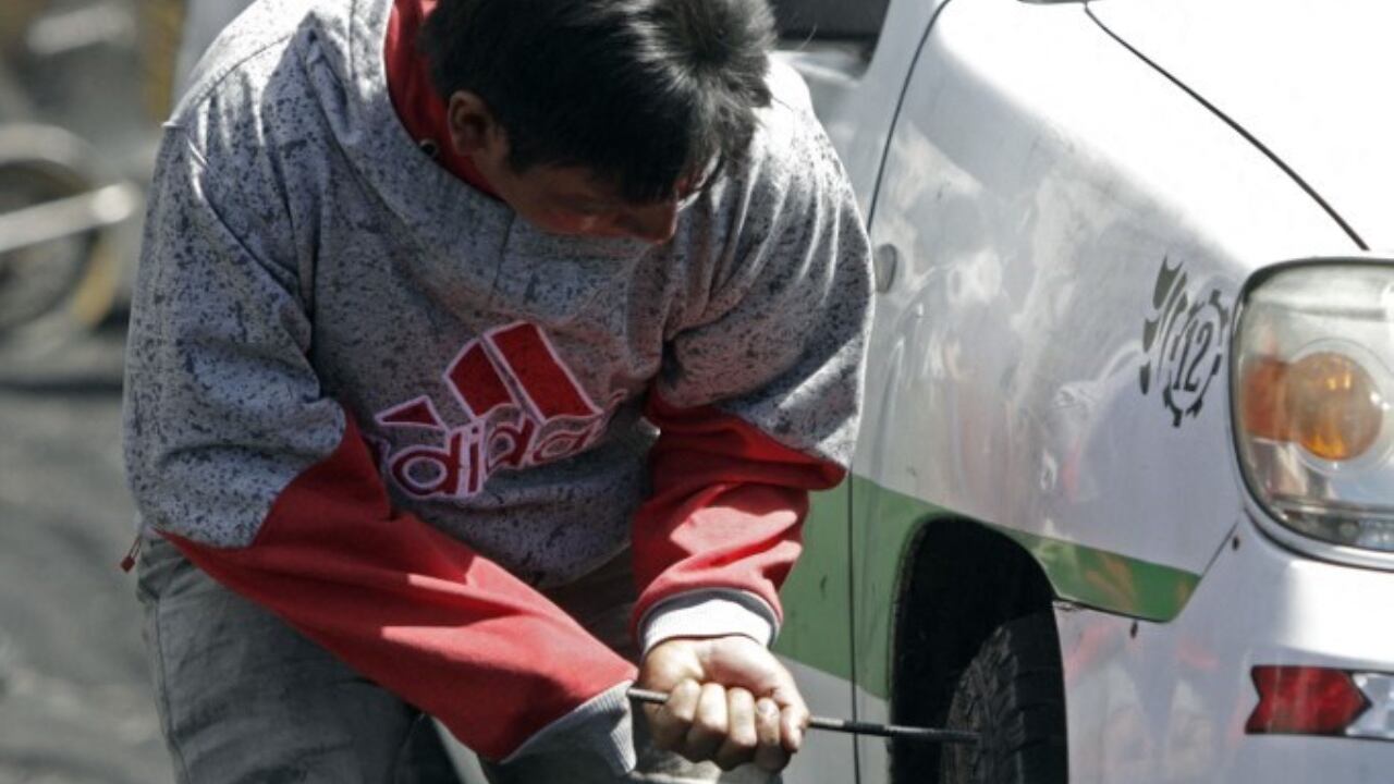 Los indígenas dañan las llantas de los carros de las autoridades ecuatorianas en las protestas que se llevan a cabo en el país