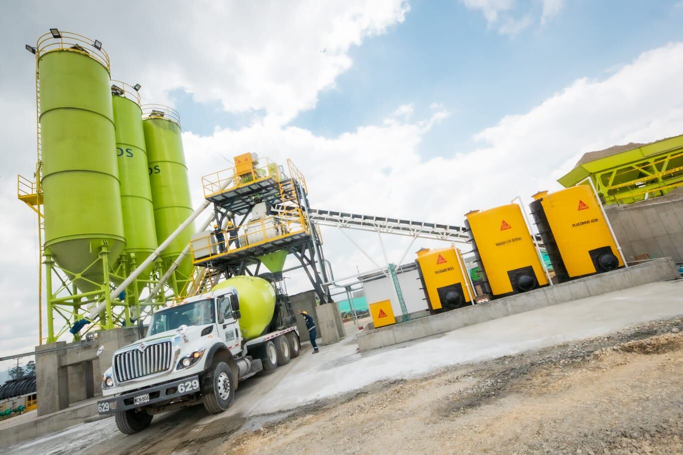 Planta de producción de concreto en el patio taller de la primera línea del metro de Bogotá.