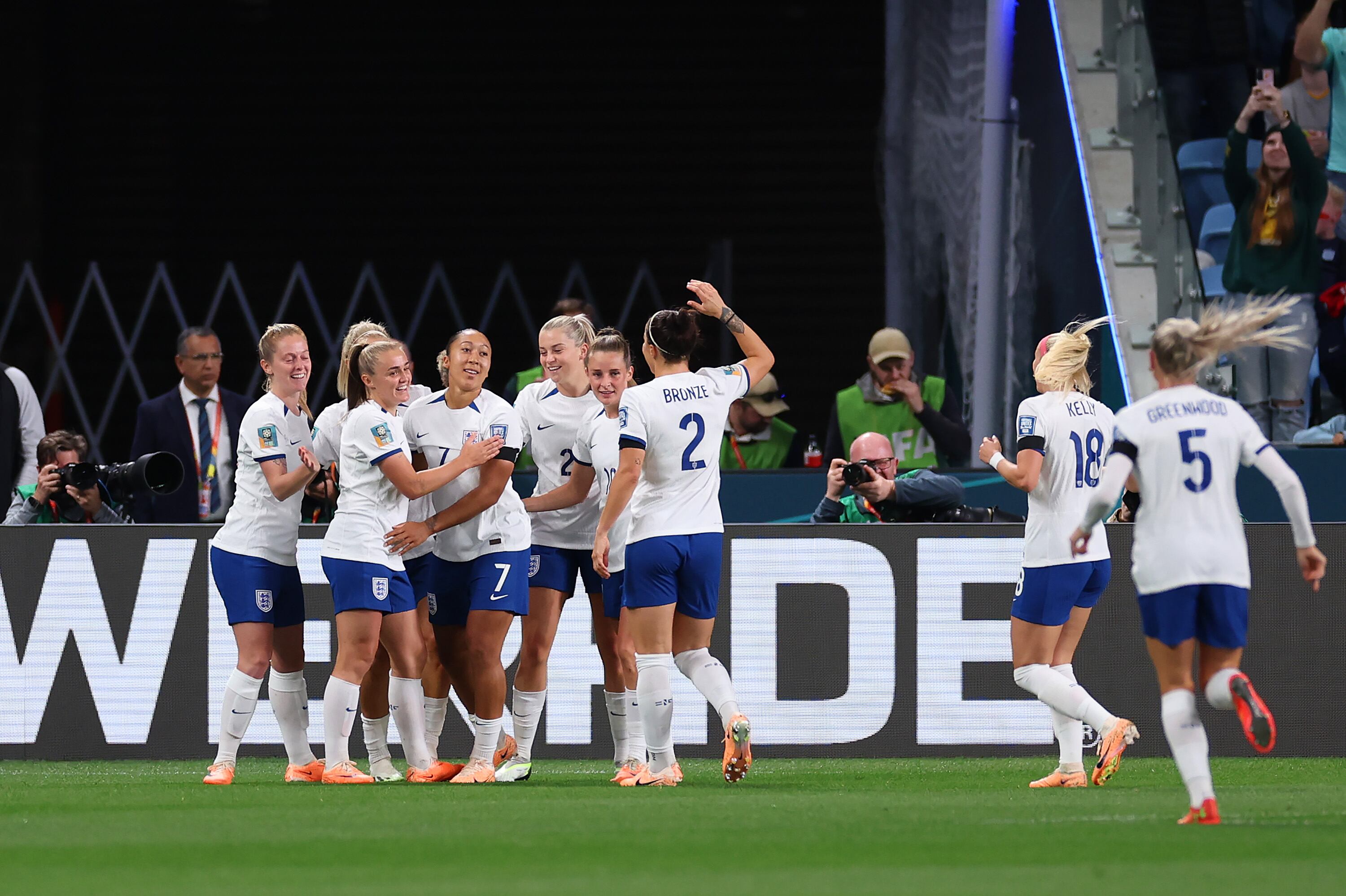 Lauren James (4ª izq.) de Inglaterra celebra con sus compañeras tras marcar el primer gol de su equipo durante el partido del Grupo D de la Copa Mundial Femenina de la FIFA Australia y Nueva Zelanda 2023 entre Inglaterra y Dinamarca en el Estadio de Fútbol de Sídney el 28 de julio de 2023 en Sídney, Australia. (Foto de Cameron Spencer/Getty Images)