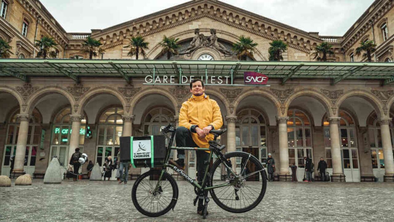 Juan David Castillo, el manizaleño de 36 años que decidió emprender con El man de los chorizos en París con una inversión de 40 euros y su choricleta, en la que reparte todos los pedidos.