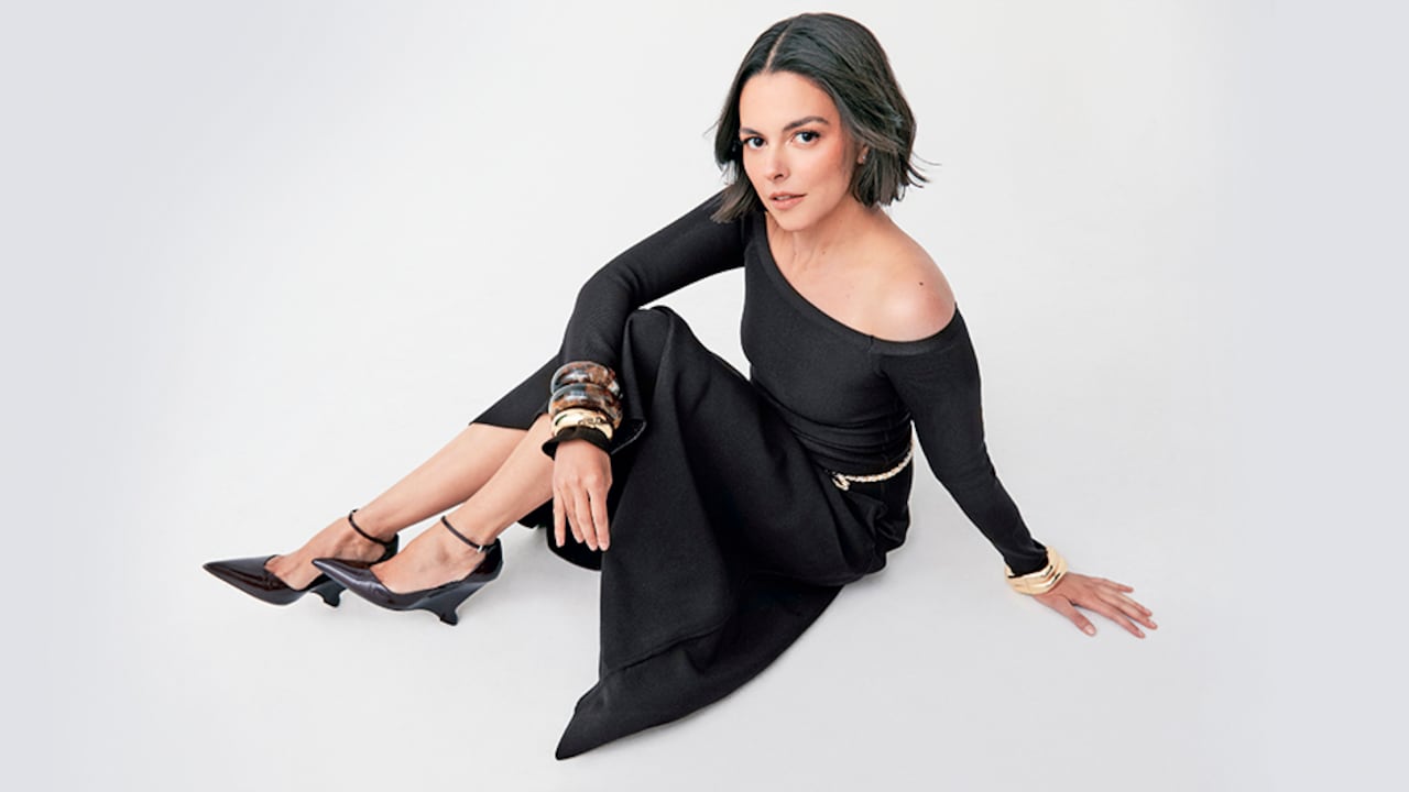 a actriz colombiana debutó en Hollywood con su papel como Elsie Chayle en la serie The Residence, producida por Shonda Rhimes.