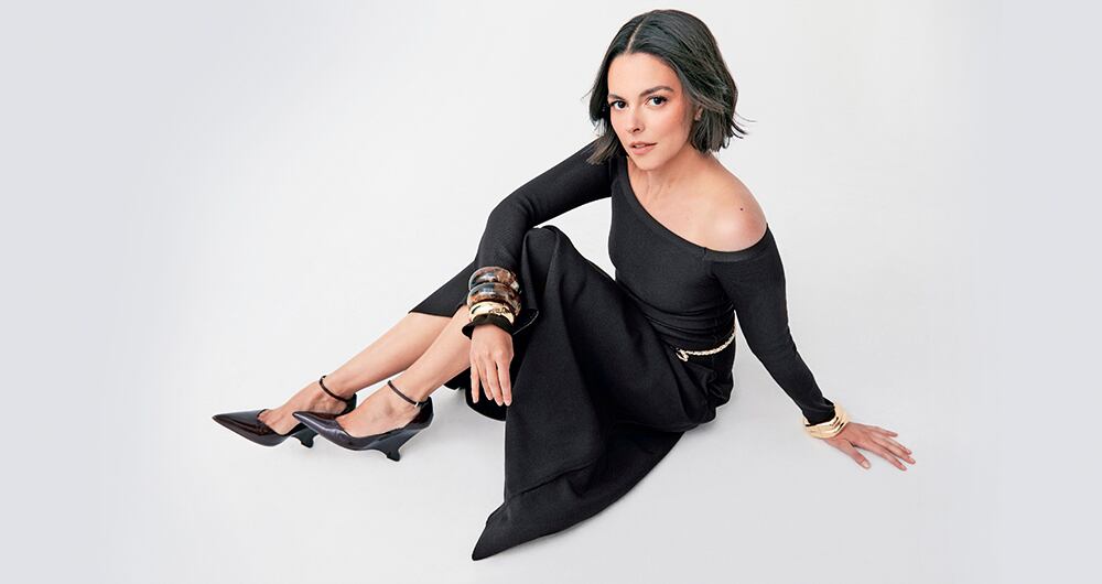 a actriz colombiana debutó en Hollywood con su papel como Elsie Chayle en la serie The Residence, producida por Shonda Rhimes.