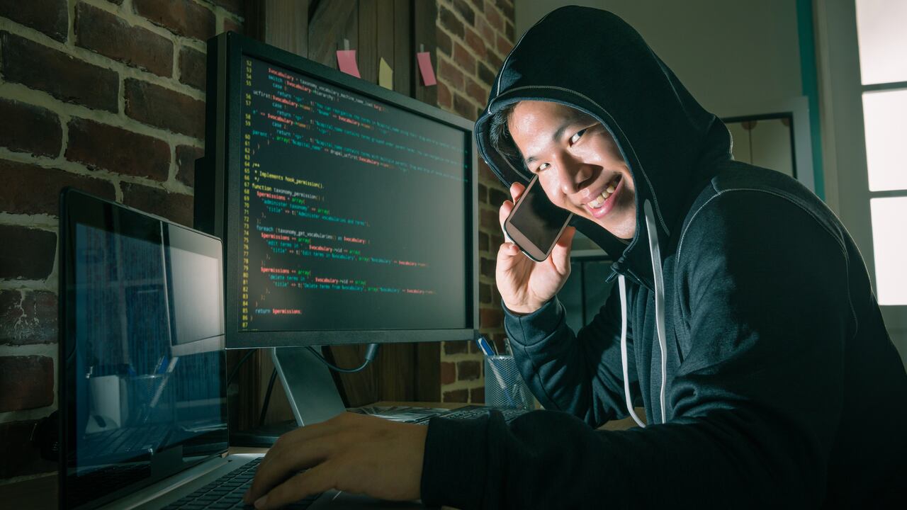 Algunas aplicaciones pueden captar audio sin aviso, según alertas de expertos en ciberseguridad.
