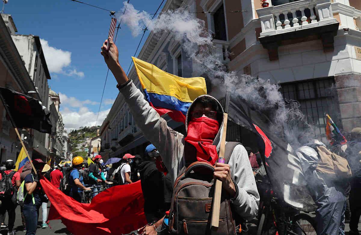 Imagen de una protesta sindical en Quito contra las reformas del gobierno ecuatoriano para combatir la crisis económica y de salud provocada por la pandemia. La imagen fue captada el pasado 25 de mayo. Las reformas incluyen reducira la jornada laboral de 8 a 6 horas, lo que reduce el salario. Foto: Dolores Ochoa/ AP