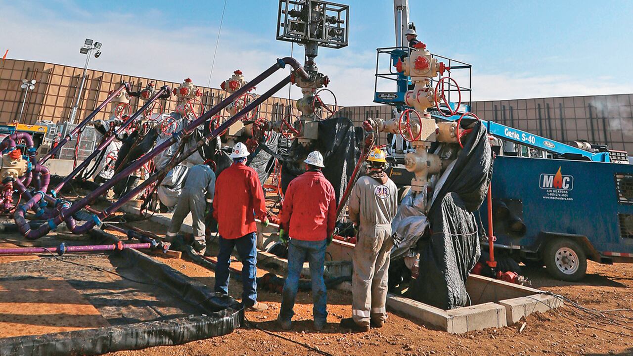 Esta técnica consiste en inyectar grandes cantidades de agua, arena y químicos, a más de dos kilómetros de profundidad, para romper las rocas en donde está atrapado el petróleo y el gas.