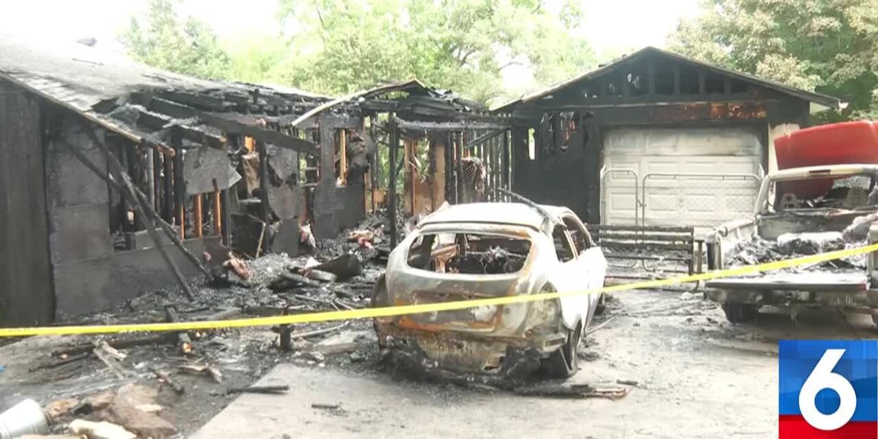 Calle acordonada en Glenwood, Iowa, con patrullas y cinta de seguridad tras un tiroteo y explosión.