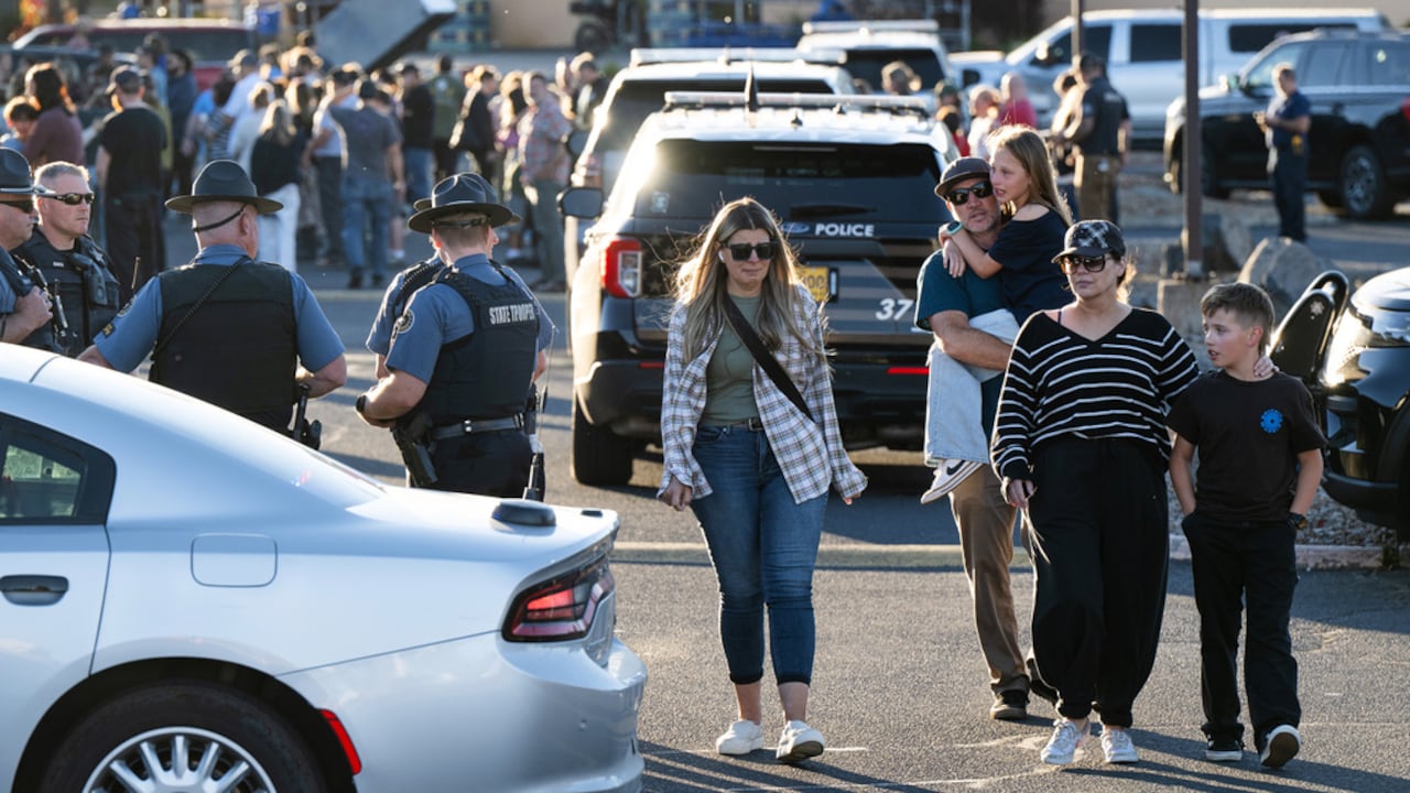 Personas abandonan un punto de reunión familiar tras un tiroteo en la Escuela Primaria Silver Rail, el jueves 15 de octubre de 2026, en Bend, Oregón.