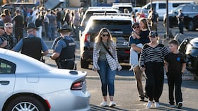 Personas abandonan un punto de reunión familiar tras un tiroteo en la Escuela Primaria Silver Rail, el jueves 15 de octubre de 2026, en Bend, Oregón.