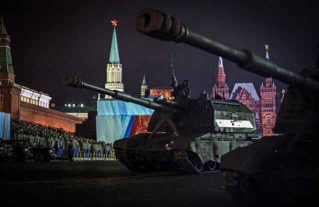 Vehículos rusos 2S19 'Msta-s transitan durante un ensayo para un desfile militar, de la conmemoración de la victoria del Ejército Rojo de la Unión Soviética sobre la Alemania Nazi. (EFE)