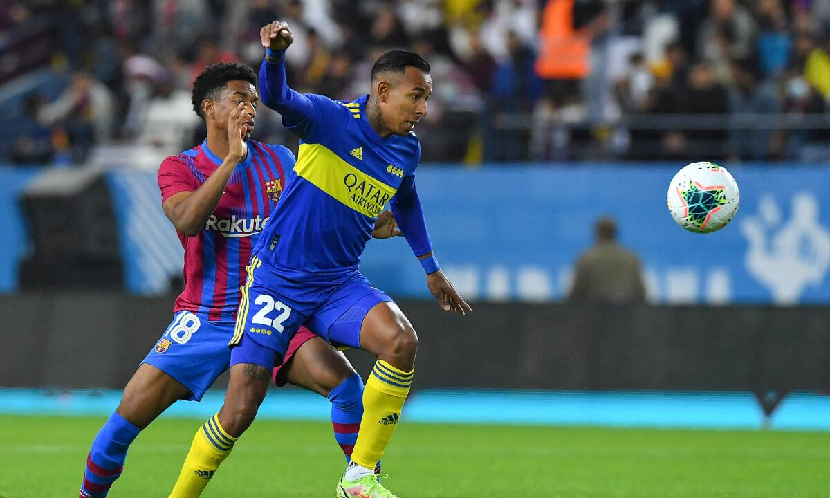 Argentina's Boca Juniors Colombian Sebastian Villa (C) vies for the ball with Barcelona's Spanish defender Alejandro Balde during a friendly football match between Spain's Barcelona and Argentina's Boca Juniors part of the Maradona Cup at the Mrsool Park Stadium in the Saudi capital Riyadh on December 14, 2021.
AFP
