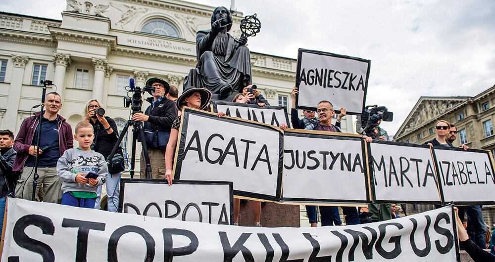 Protestas en Polonia por muerte de una mujer a causa de una enfermedad prenatal. Las manifestantes llevaron los nombres de las víctimas de la ley anti-aborto.