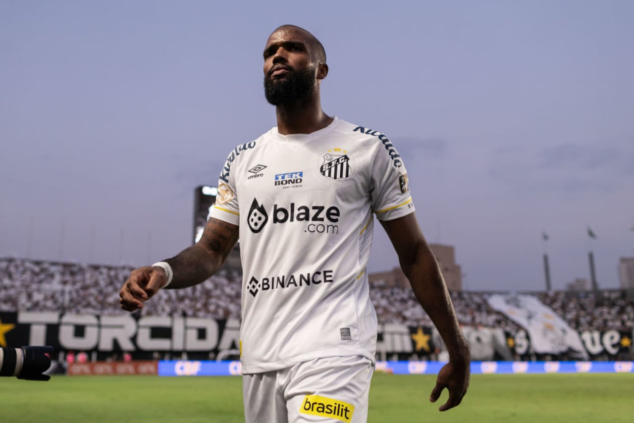 SANTOS, BRAZIL - NOVEMBER 12: Messias of Santos looks on during Campeonato Brasileiro Serie A match between Santos and São Paulo at Vila Belmiro Stadium on November 12, 2023 in Santos, Brazil. (Photo by Marco Galvão/Eurasia Sport Images/Getty Images)