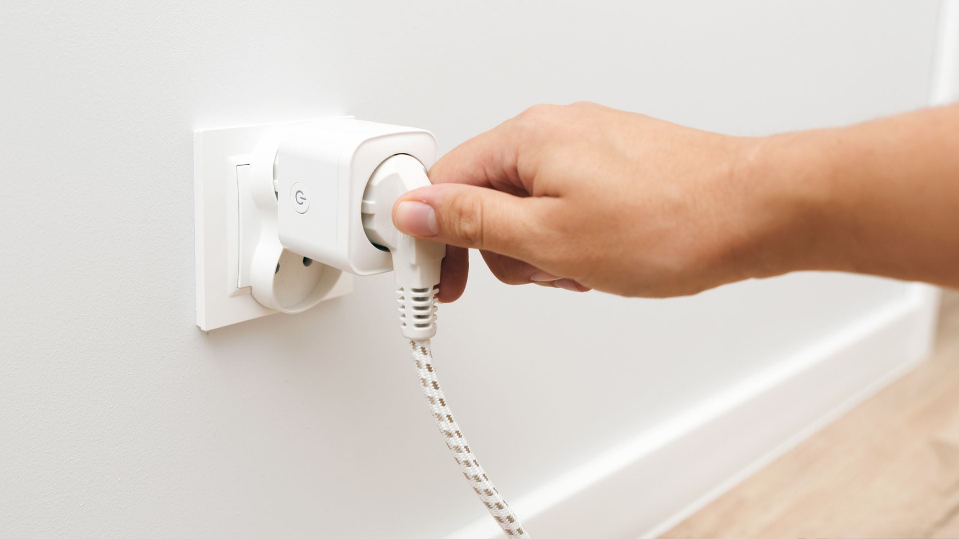 Se debe tener cuidado al usar enchufes inteligentes porque presentan ciertos riesgos si no se instalan o utilizan correctamente.