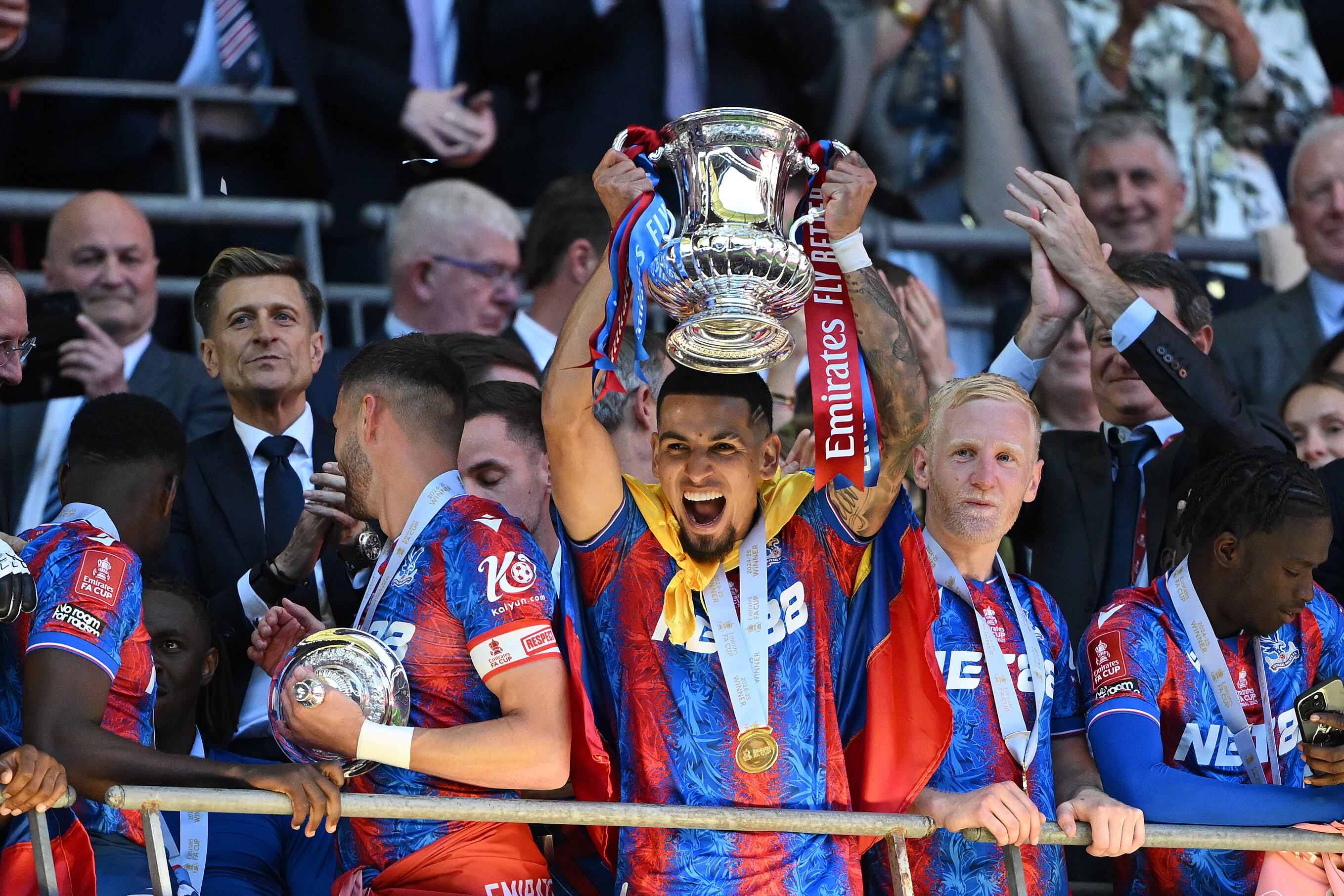 Daniel Muñoz se consagró ganador de la FA Cup siendo figura en el Crystal Palace ante Manchester City