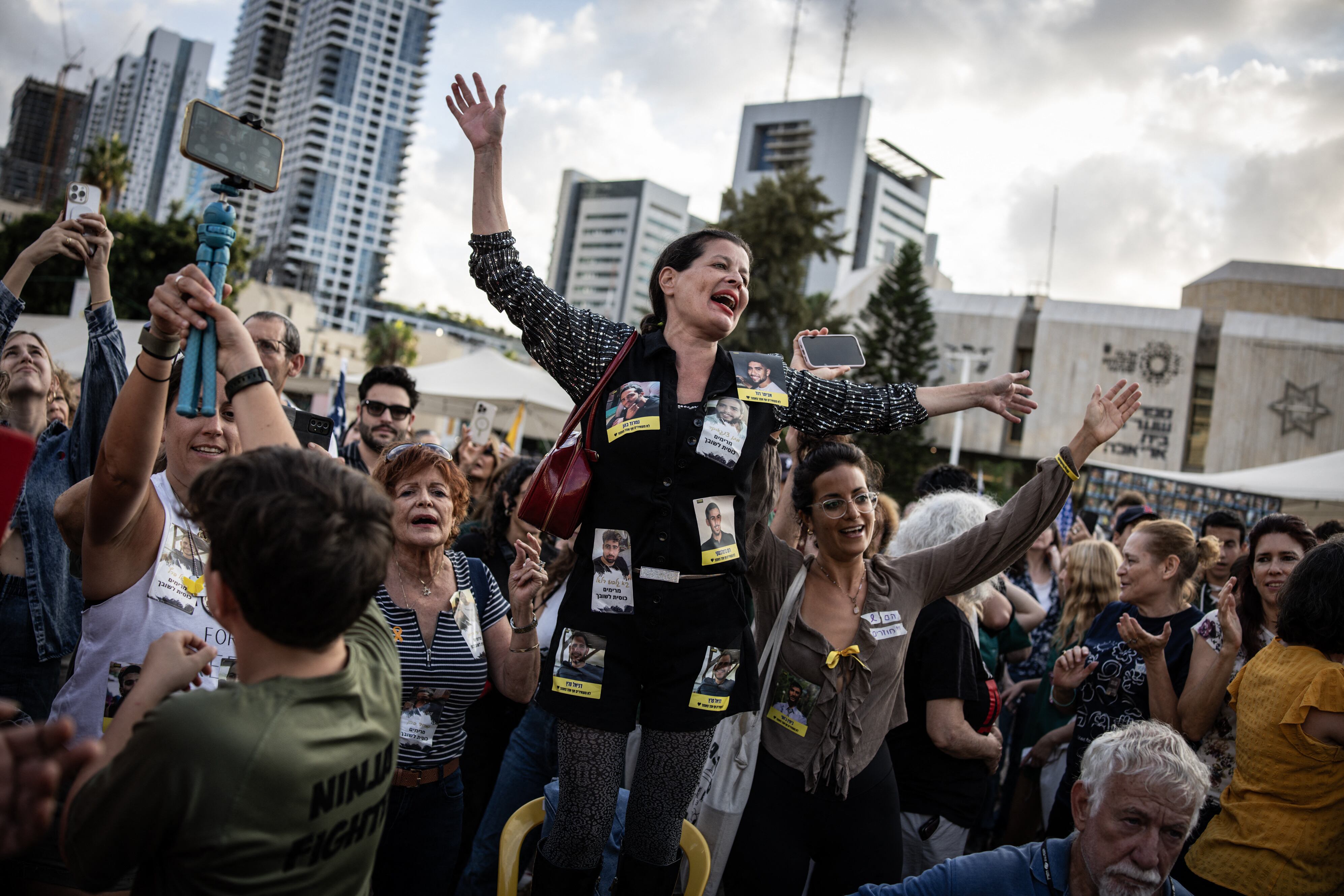 La gente celebra en la Plaza de los Rehenes de Tel Aviv el anuncio del nuevo acuerdo de alto el fuego en Gaza. Miles de israelíes jubilosos se congregaron en las calles. (Foto de JOHN WESSELS / AFP)