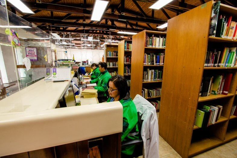 Las personas pueden ir y llevarse los títulos que le interesen.