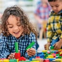 Es importante estimular el lenguaje en los niños por medio del juego y la lectura para que mejoren su vocabulario y pronunciación.