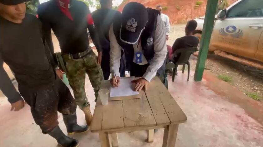 ELN libera a cinco personas secuestradas tras misión humanitaria liderada por la Defensoría del Pueblo