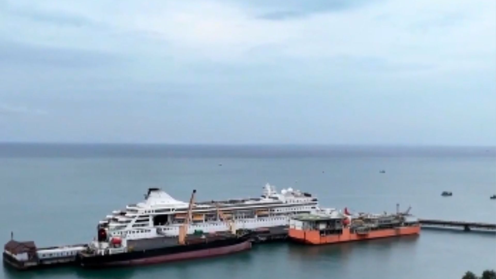 El crucero MV Odyssey suspendió sus operaciones por el aumento de los costos del combustible.