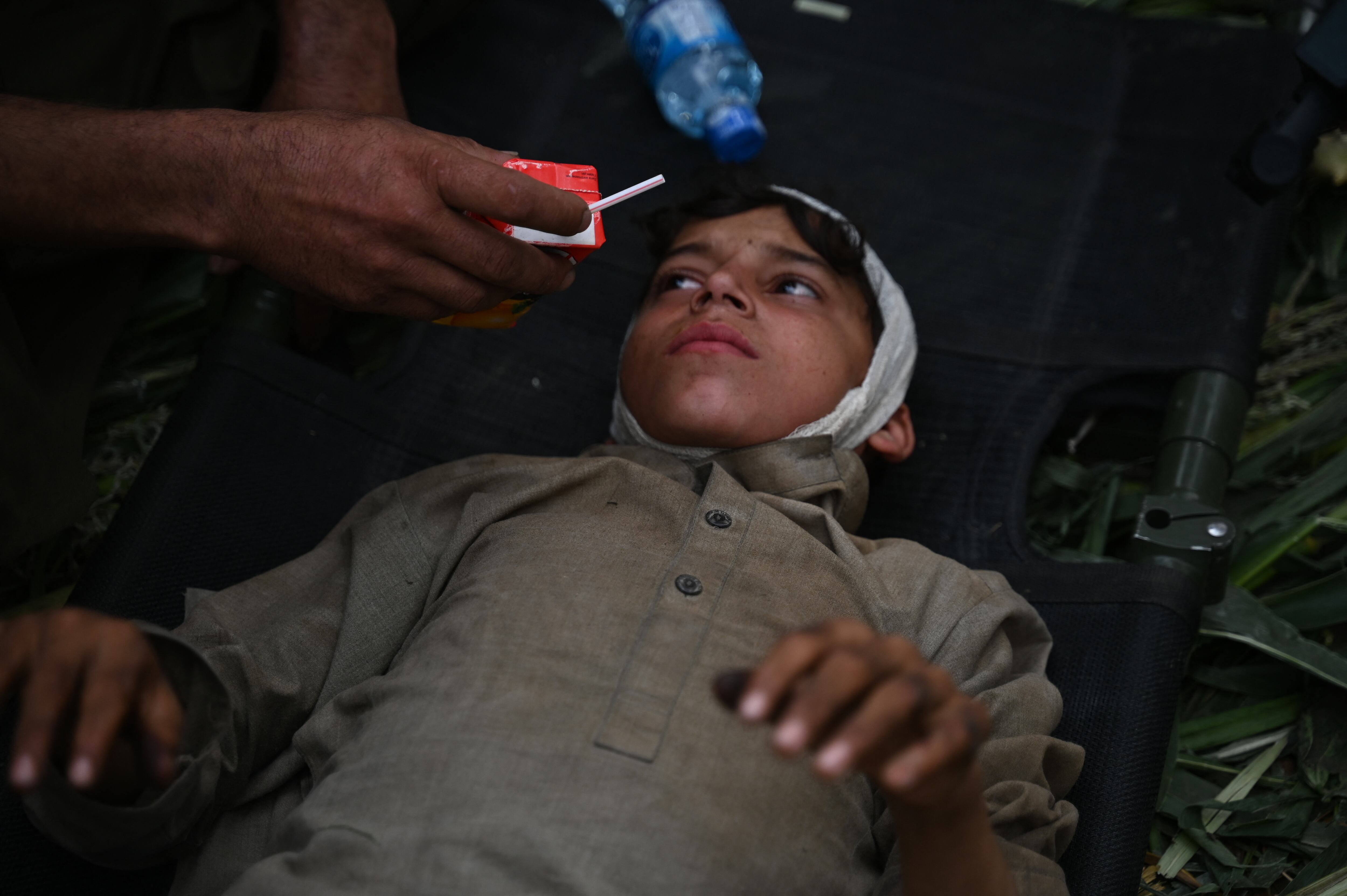 Niño pequeño recibe tratamiento médico después de resultar herido por el terremoto