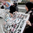 Los familiares de las víctimas de la masacre de Srebrenica, que exigen que se encuentre a sus familiares, organizan una protesta pacífica para recordar el hecho ocurrido en 1995 y llamar la atención sobre sus pérdidas en Tuzla, Bosnia y Herzegovina, el 11 de febrero de 2021. Archivo Andolu