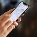 Primer plano de las manos del hombre de negocios usando un teléfono móvil. El profesional masculino está tocando la pantalla del teléfono celular y deslizando páginas. Instagram