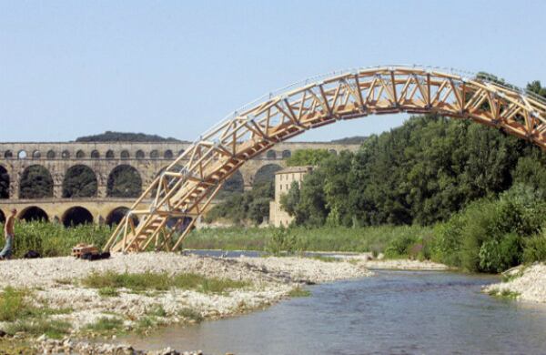 Este puente es una de las obras más reconocidas de Ban, que se valió de cartón para diseñar el puente que cruza el río Gardón, en Francia. La obra muestra la capacidad innovativa de Ban y por qué su obra arquitectónica es aclamada en el mundo del diseño sostenible. El puente puede sostener hasta a 20 adultos al mismo tiempo. 