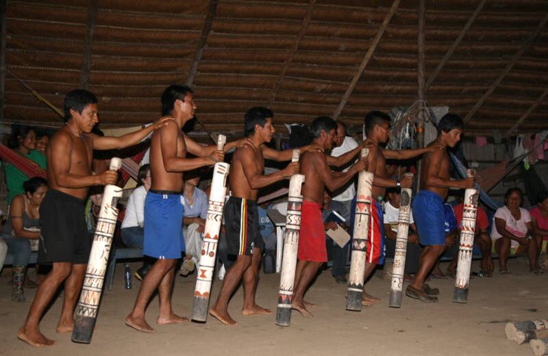 Los indígenas tanimuka recibieron a los invitados con el baile tradicional del Guarumo. Una danza circular en la que golpeando un trozo de madera del árbol de Guarumo contra el piso, le agradecen a la tierra por dejarles compartir sus frutos.  