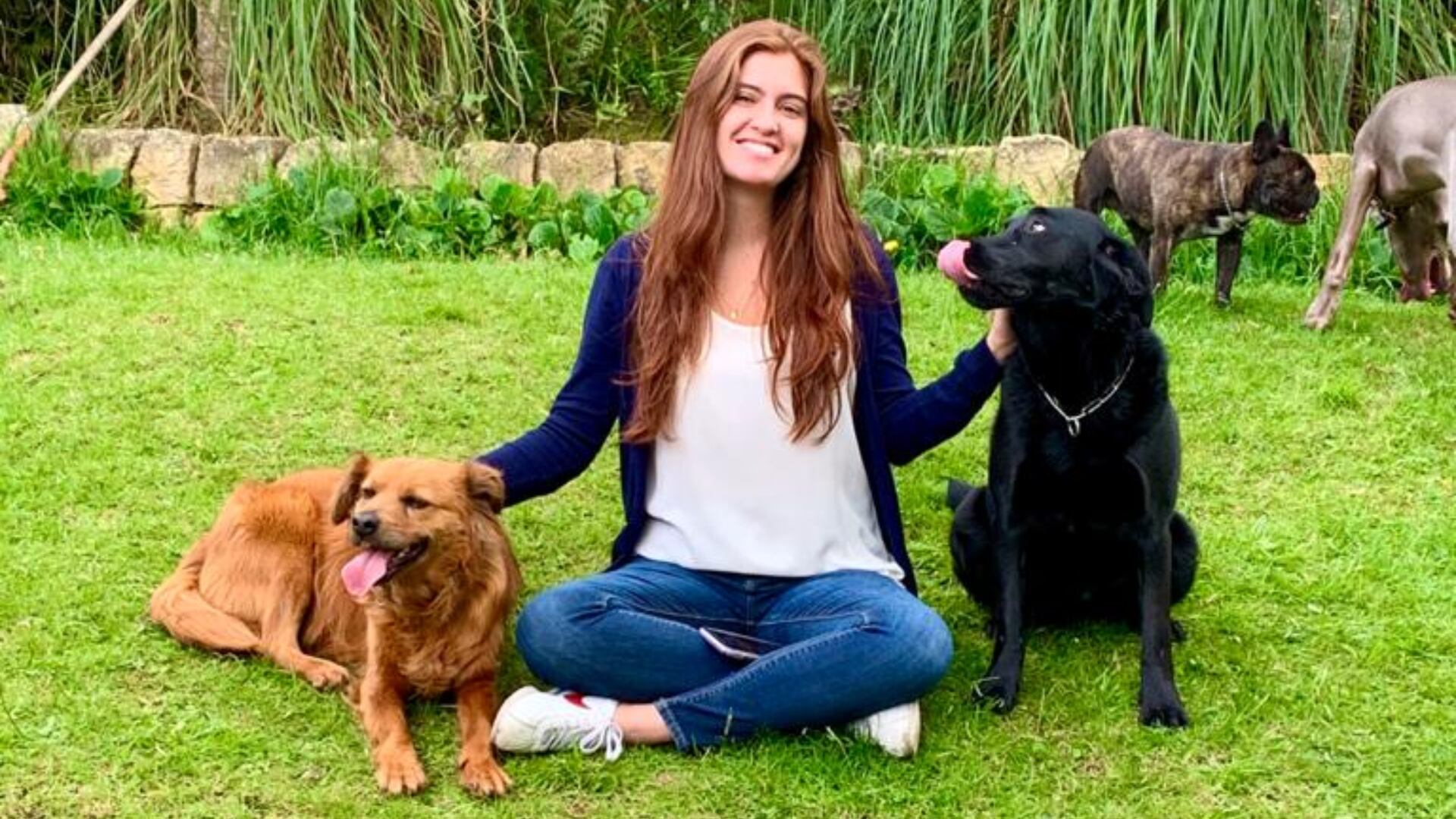 Camila Gómez Maya conMandarina y Emma, adoptados a través de la Fundación Adopta No Compres.