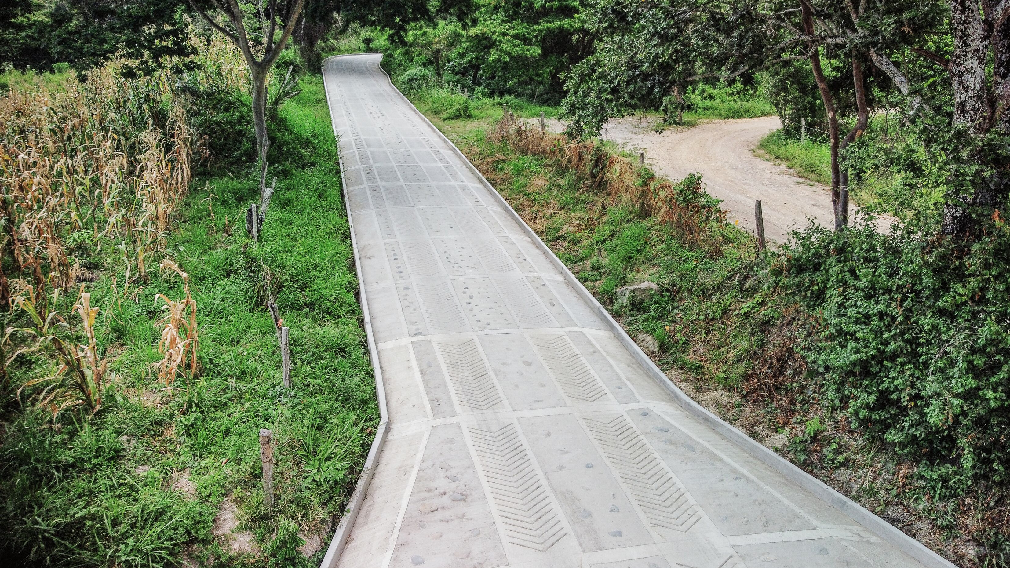 Placa huella ejecutada en vía terciaria del municipio de Apulo, Cundinamarca.