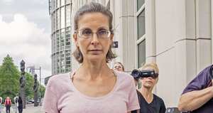 Clare Bronfman pertenece a la familia dueña de Seagram, la desaparecida empresa canadiense de licores. Se obsesionó y se volvió cómplice de Raniere. Según la Fiscalía, le dio más de 100 millones de dólares.