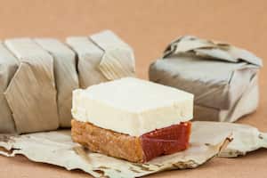 Dulce tradicional colombiano del pueblo de Vélez en Santander llamado Bocadillo servido con queso blanco