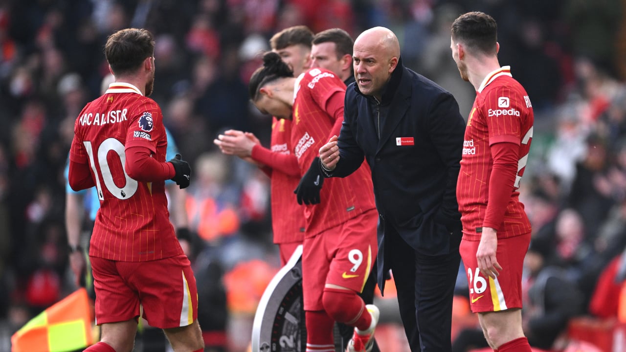 Arne Slot dándole cambio para el ingreso de Darwin Núñez en Liverpool