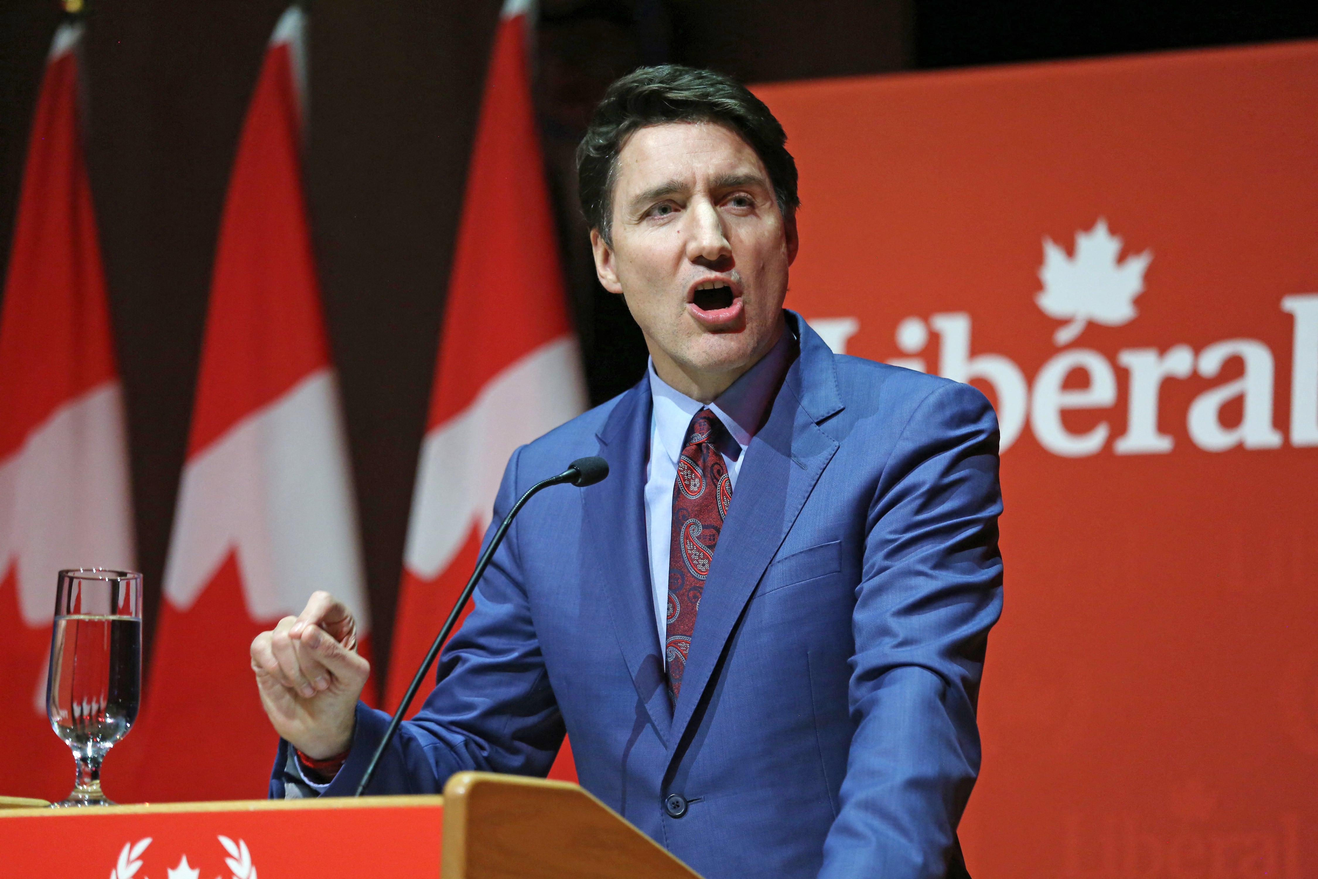 El primer ministro de Canadá, Justin Trudeau, habla con los donantes durante la fiesta navideña del Laurier Club en el Museo Canadiense de Historia en Gatineau, Quebec, el 16 de diciembre de 2024. (Foto de Dave Chan / AFP)