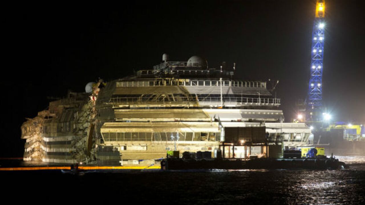 El barco está ahora apoyado sobre una plataforma.