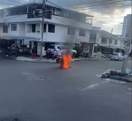 La comunidad no dudó en quemarles la motocicleta a dos presuntos delincuentes luego de ser sorprendidos asaltando a un peatón sobre el sector del parque del barrio El Recuerdo de la capital del Cauca.