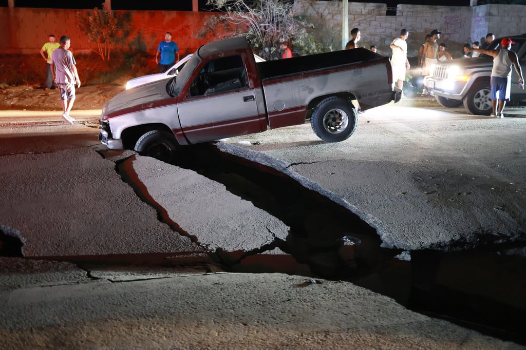 Un vehículo quedó atrapado en una grieta causada por un terremoto en La Guaira, Venezuela, el jueves 25 de junio de 2026. (Foto AP/Javier Campos)
