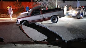Un vehículo quedó atrapado en una grieta causada por un terremoto en La Guaira, Venezuela, el jueves 25 de junio de 2026. (Foto AP/Javier Campos)
