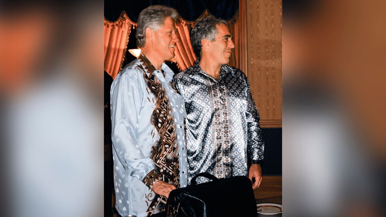 Bill Clinton aparece de nuevo en los documentos del depredador sexual.