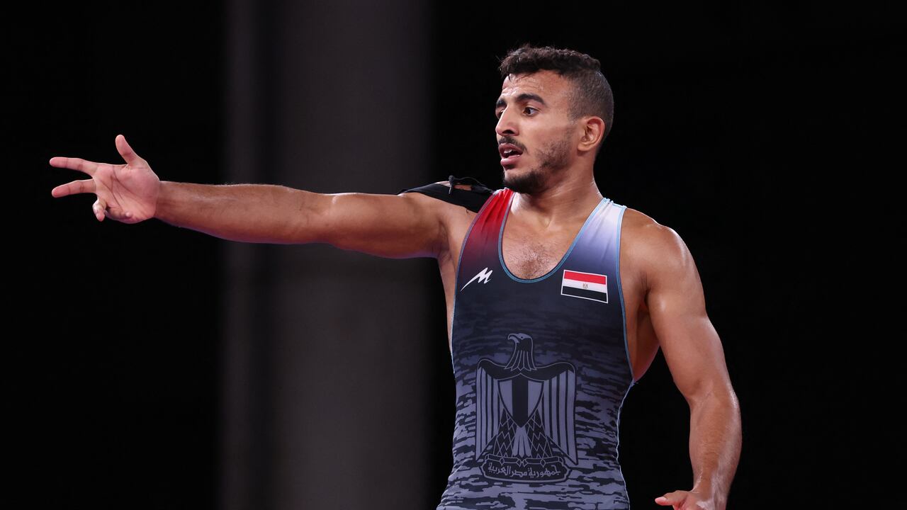 (ARCHIVOS) Mohamed Ibrahim Elsayed de Egipto reacciona después de ser derrotado por Parviz Nasibov de Ucrania en su semifinal de lucha grecorromana masculina de 67 kg durante los Juegos Olímpicos de Tokio 2020 en el Makuhari Messe en Tokio el 3 de agosto de 2021. Policía francesa a principios de agosto 8 de 2024, arrestó a un luchador egipcio que participaba en los Juegos Olímpicos por supuestamente manosear a una mujer en un bar, dijeron los fiscales.