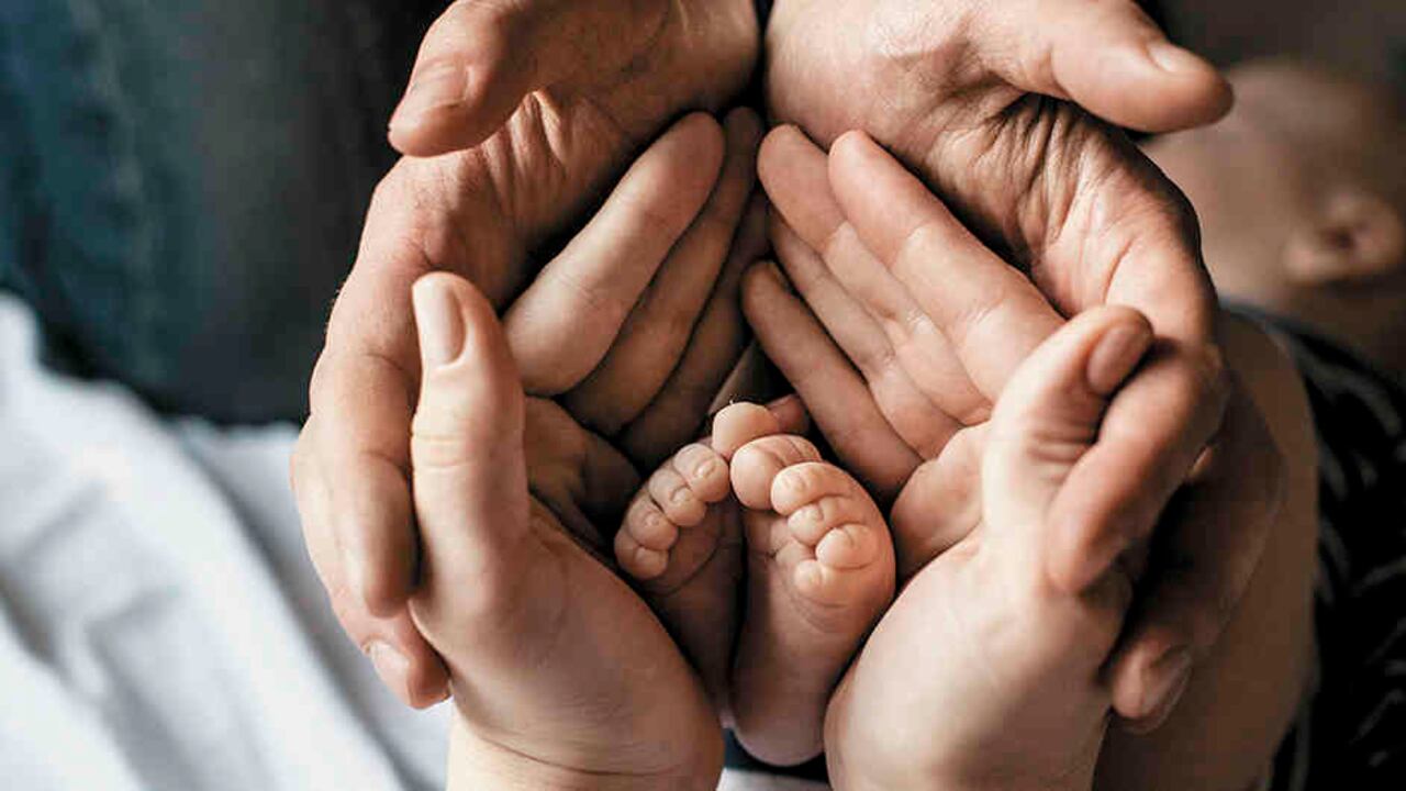 Sacar a los hijos adelante, cuando hay pareja, es una labor de ambos.