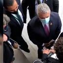 El presidente Iván Duque hablando con un ciudadano en La Paz (Bolivia)