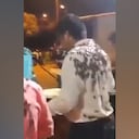 El curioso video de la plaga de grillos que interrumpió una presentación musical en Perú.