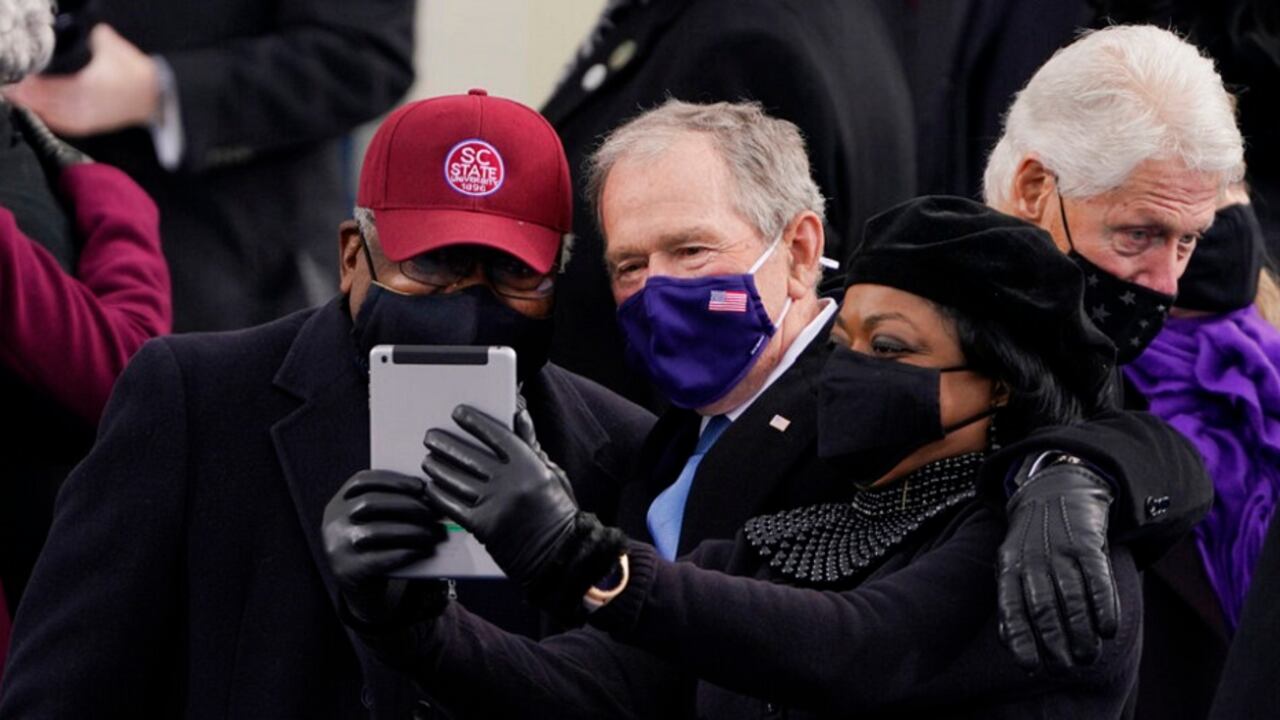 George Bush y Bill Clinton se toman selfies en la posesión de Joe Biden