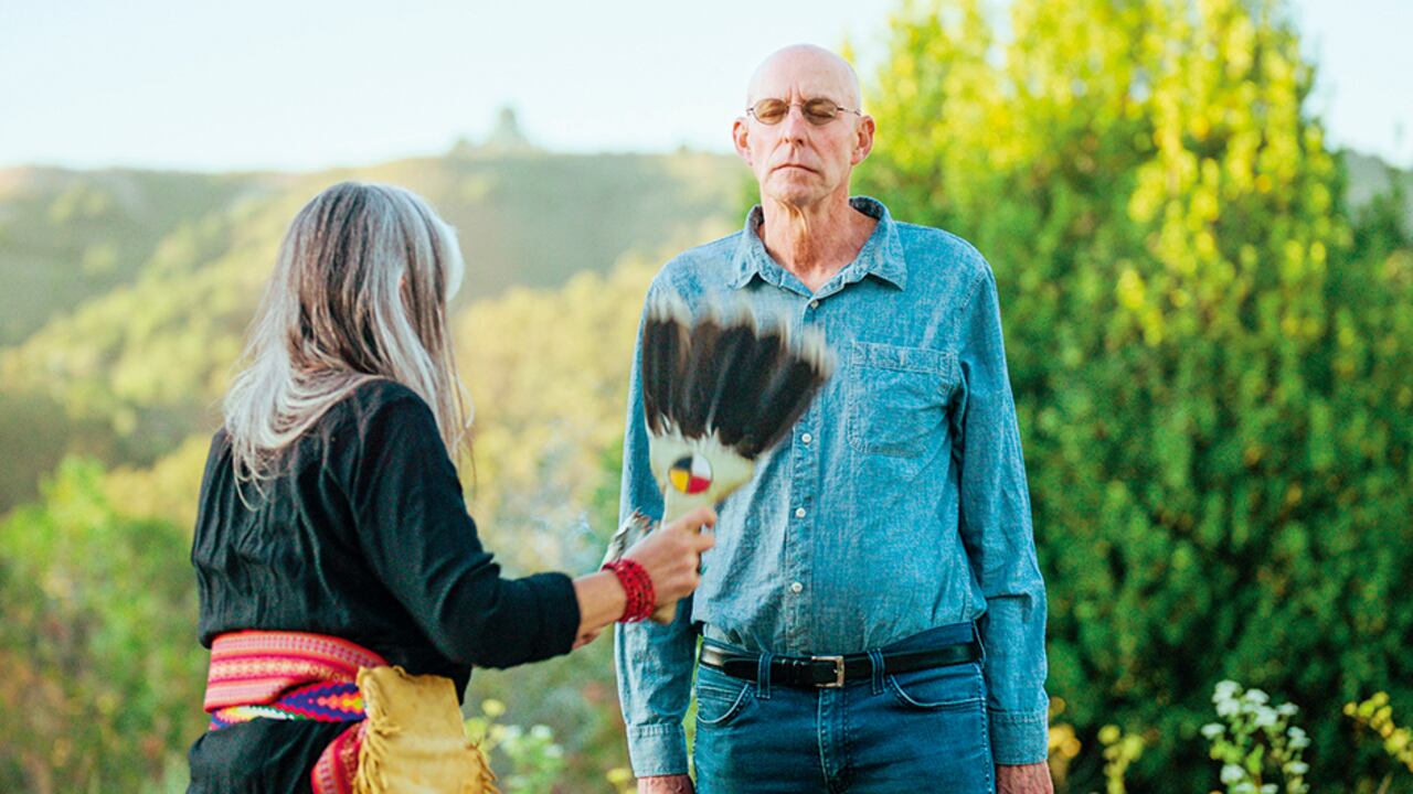 Un hombre que solo había probado el alcohol se sumerge, a sus 62 años, en un viaje en el que descubre que detrás de los estigmas hay puertas hacia una sociedad mucho más compasiva y humana.