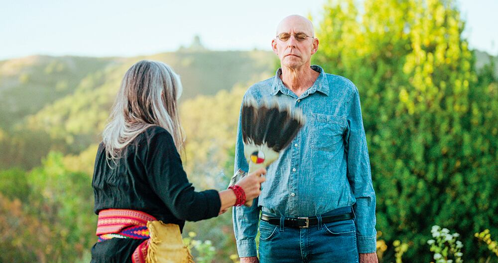 Un hombre que solo había probado el alcohol se sumerge, a sus 62 años, en un viaje en el que descubre que detrás de los estigmas hay puertas hacia una sociedad mucho más compasiva y humana. 