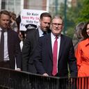 El líder del Partido Laborista, Keir Starmer, y su esposa, Victoria, llegan a un centro de votación para votar en Londres, el jueves 4 de julio de 2024. Los votantes británicos elegían un nuevo gobierno el jueves, en unas elecciones parlamentarias que se esperaba llevaran al Partido Laborista al poder en un contexto de dificultades económicas, creciente desconfianza hacia las instituciones del gobierno y un tejido social que se deteriora. (AP Foto/Vadim Ghirda)